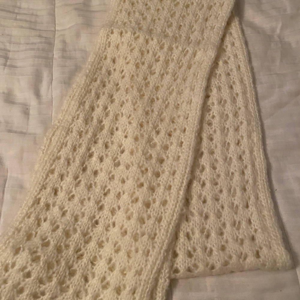 White loose woven scarf
